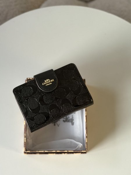 جزدان كوتش لون اسود